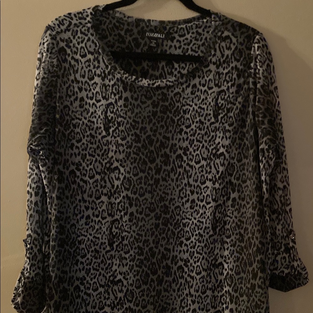 Roz & Ali beautiful gray and black blouse